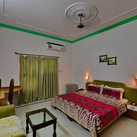 Hotel Surya Khajuraho Ngoại thất bức ảnh